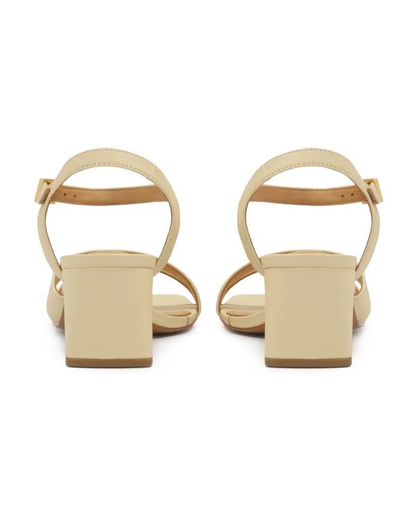 Kazar-Vielseitige-Ledersandalen-an-einem-Pfost-weiss