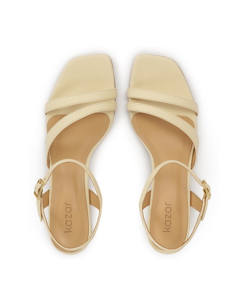 Kazar-Vielseitige-Ledersandalen-an-einem-Pfost-weiss