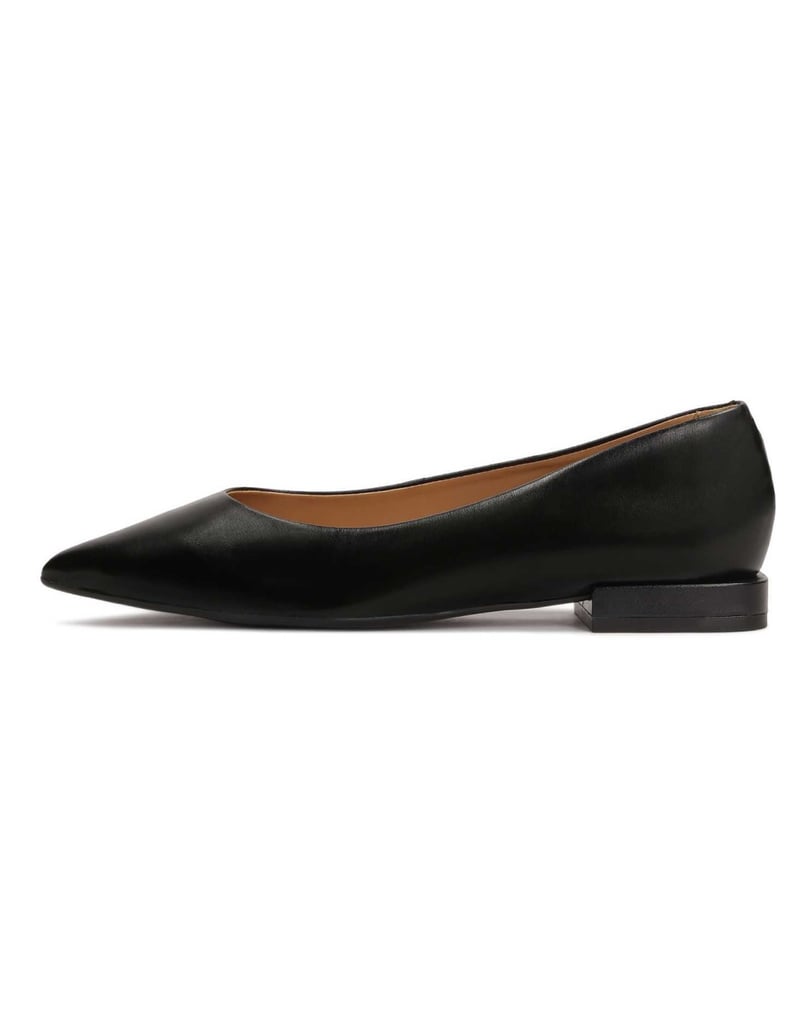 Kazar-Schwarze-Lederpumps-mit-flachem-Absatz-gold