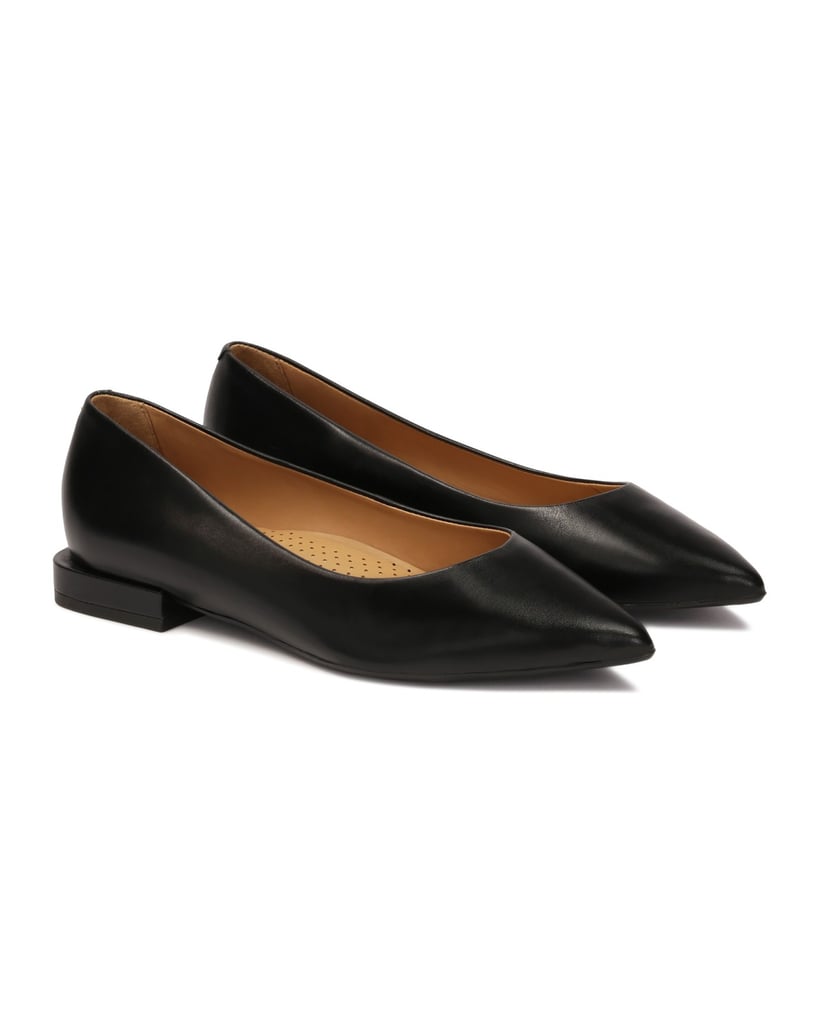 Kazar-Schwarze-Lederpumps-mit-flachem-Absatz-gold