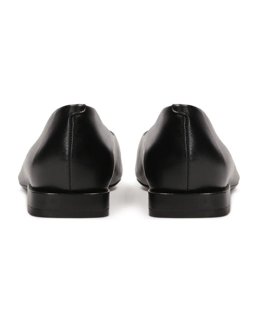 Kazar-Schwarze-Lederpumps-mit-flachem-Absatz-gold