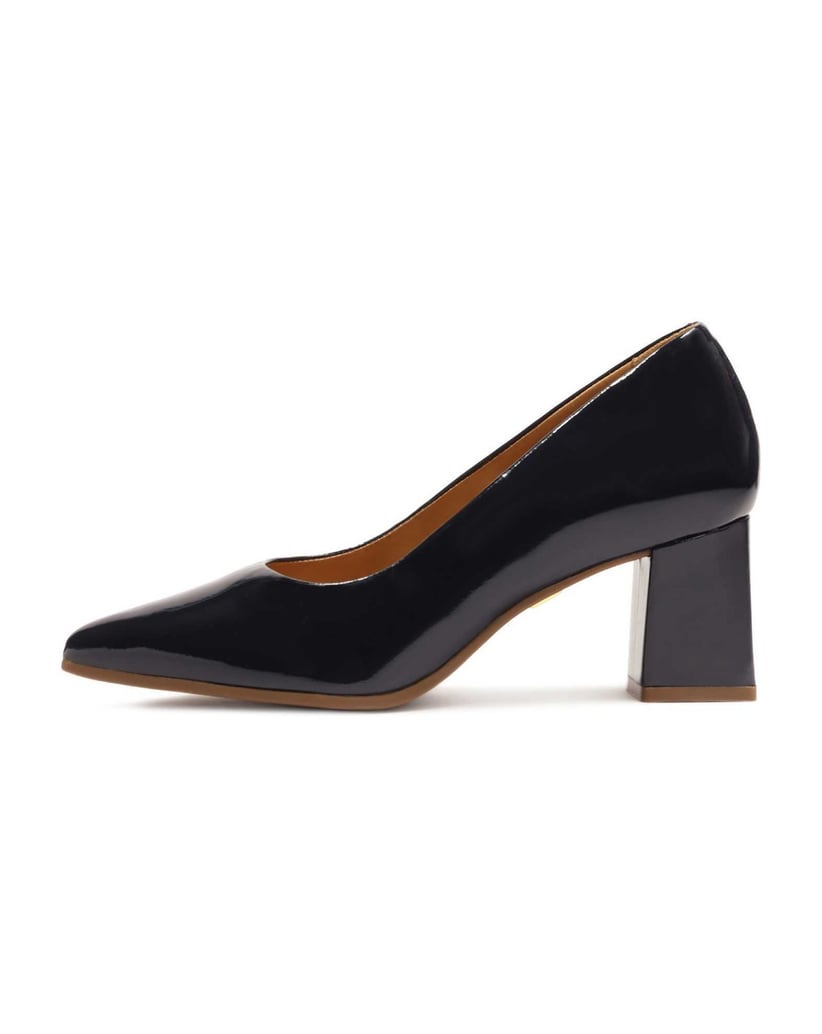 Kazar-Marineblaue-Pumps-aus-Lackleder-an-einem-Pfosten-dunkelblau