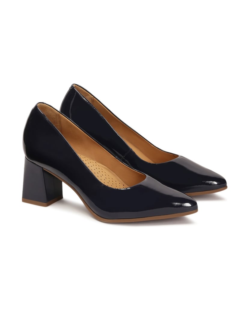 Kazar-Marineblaue-Pumps-aus-Lackleder-an-einem-Pfosten-dunkelblau