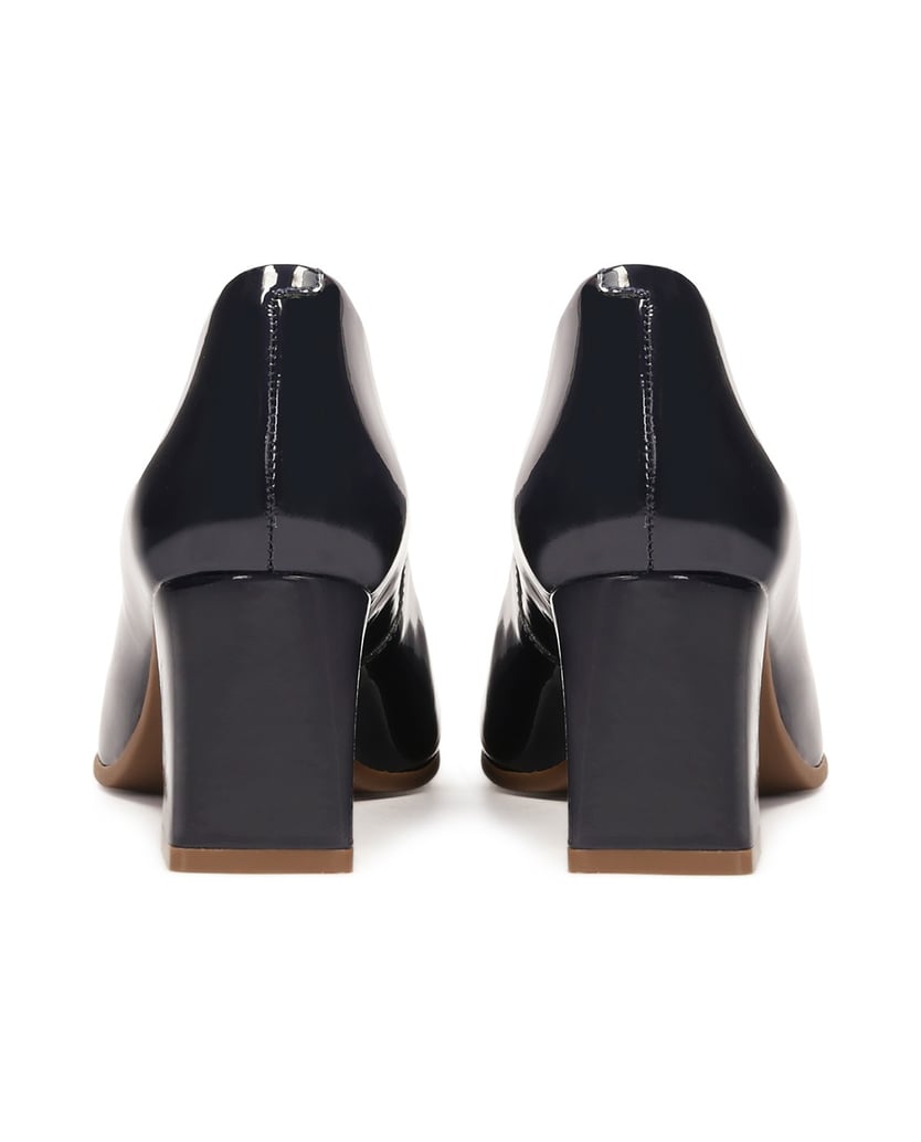 Kazar-Marineblaue-Pumps-aus-Lackleder-an-einem-Pfosten-dunkelblau