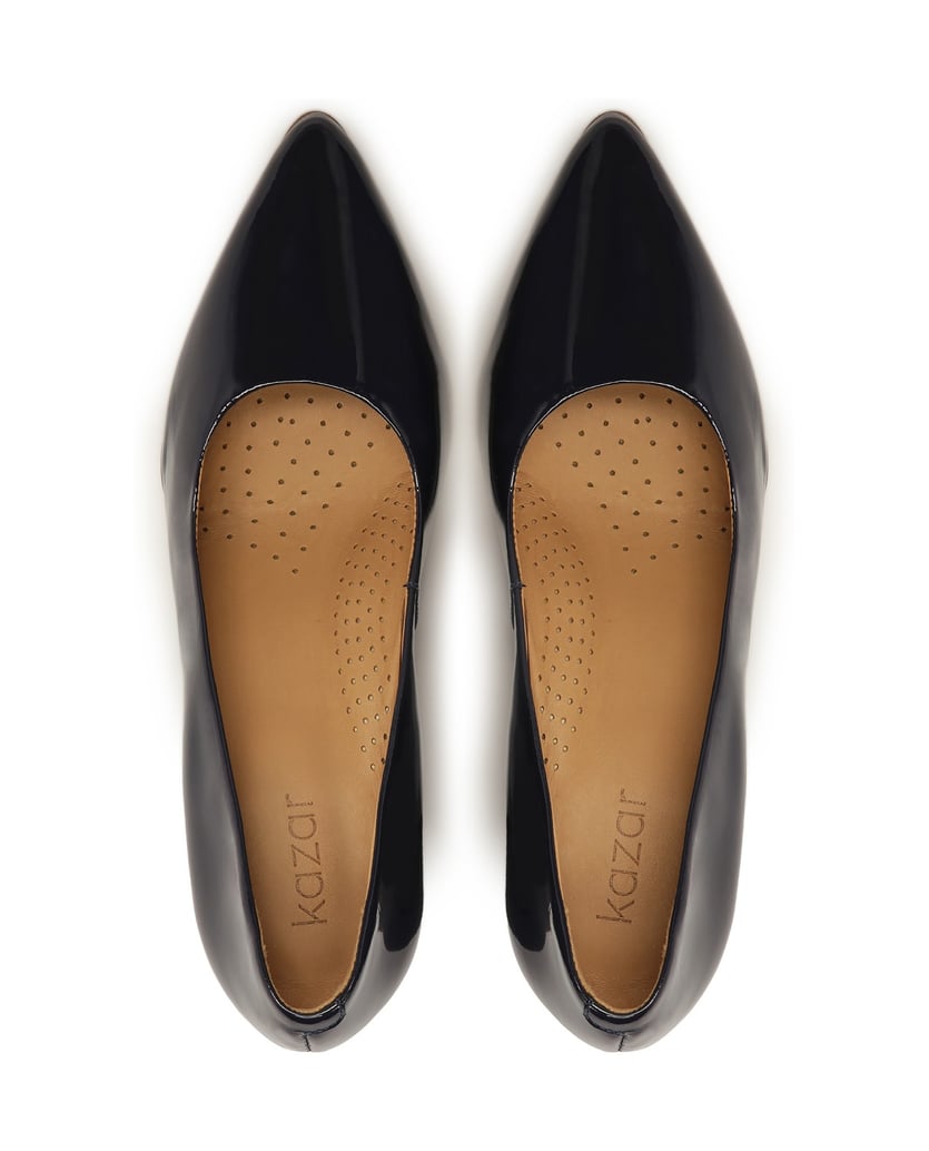 Kazar-Marineblaue-Pumps-aus-Lackleder-an-einem-Pfosten-dunkelblau