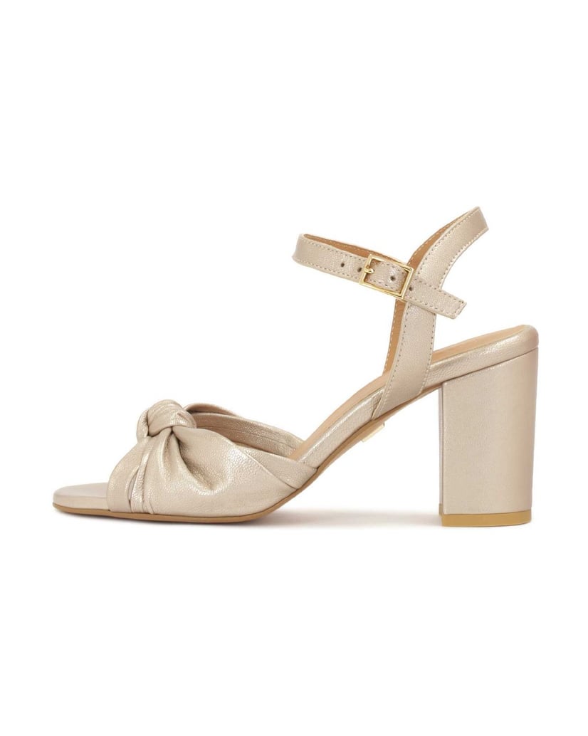 Kazar-Goldfarbene-Sandalen-mit-einem-Knoten-am-gold