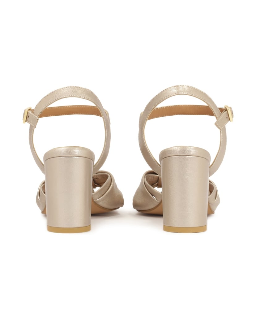 Kazar-Goldfarbene-Sandalen-mit-einem-Knoten-am-gold