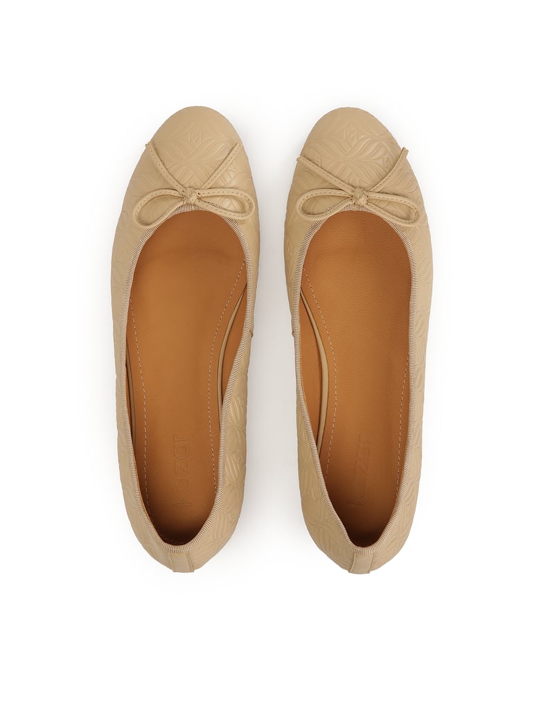 Kazar-Beige-Ballerinas-mit-geprägtem-Muster