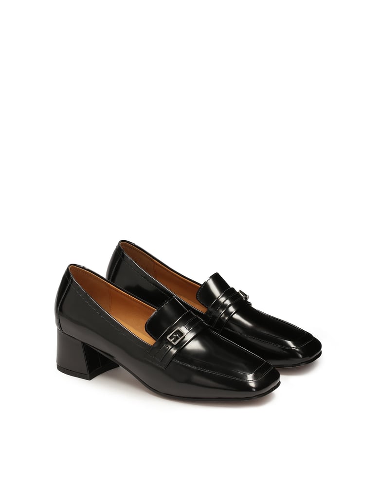 Kazar-Schwarze-Pumps-auf-einem-Block-aus-glänz