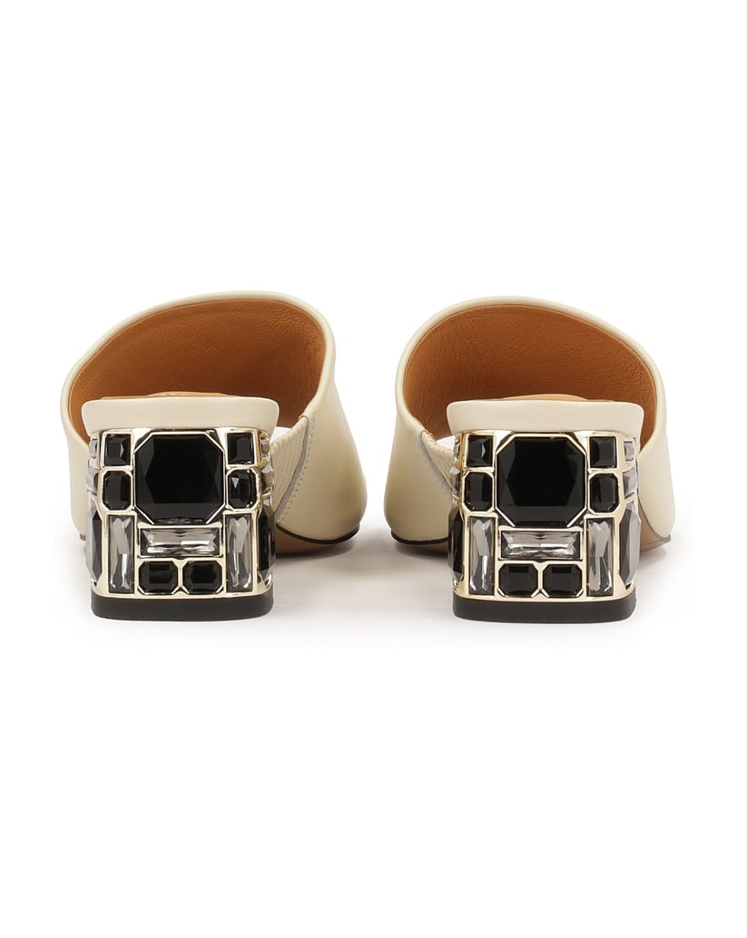 Kazar-Elegante-Pantoletten-auf-einem-mit-Stein-beige