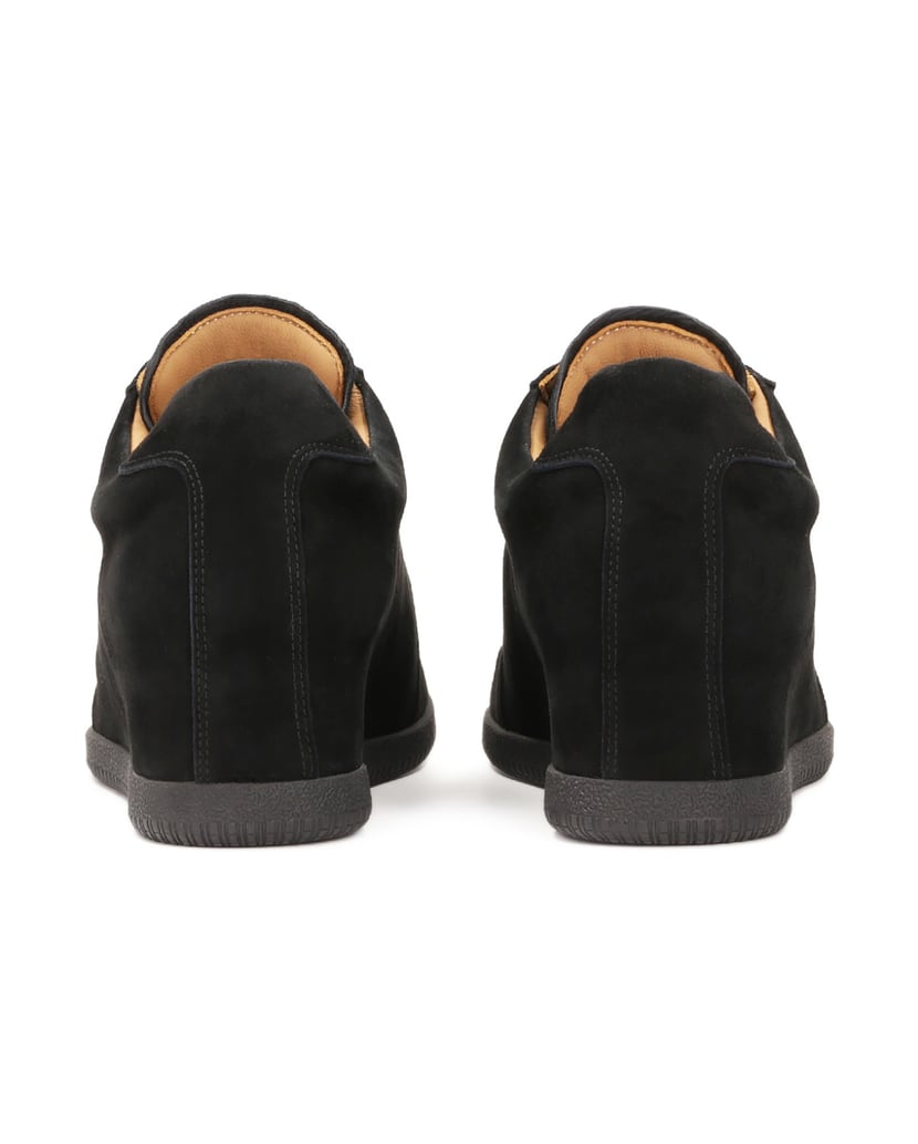 Kazar-Schwarze-Turnschuhe-an-einem-versteckten-schwarz