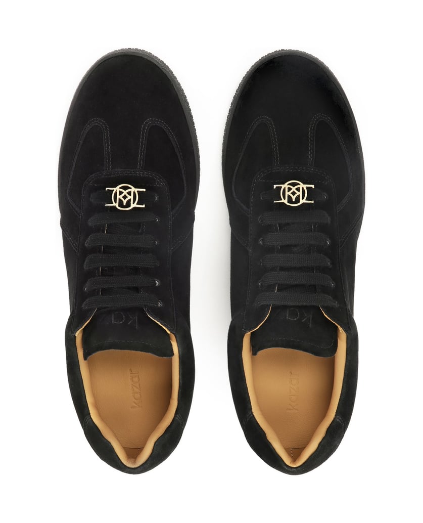 Kazar-Schwarze-Turnschuhe-an-einem-versteckten-schwarz