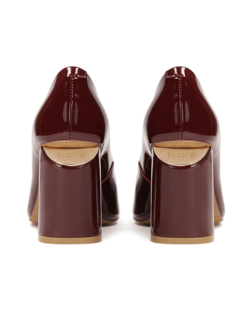 Kazar-Kastanienbraune-Pumps-mit-Logo-Verzierung-an-der-Ferse-rot
