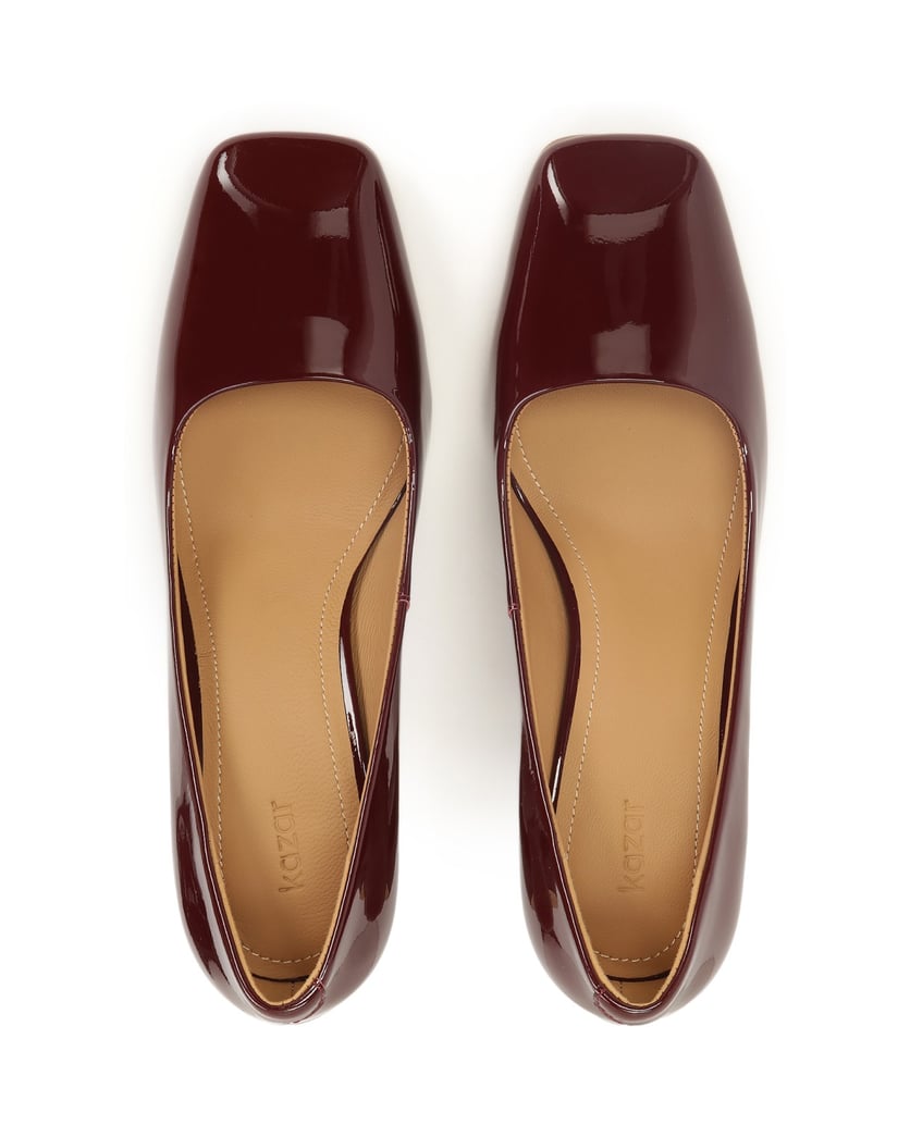 Kazar-Kastanienbraune-Pumps-mit-Logo-Verzierung-an-der-Ferse-rot