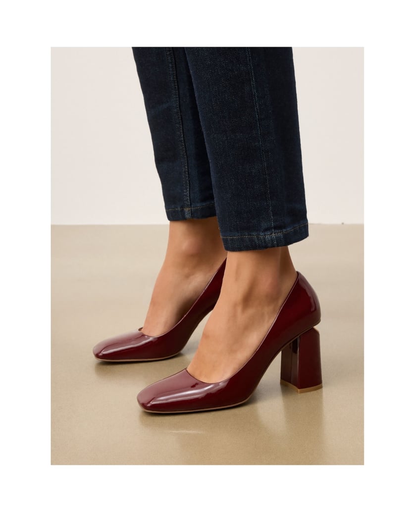 Kazar-Kastanienbraune-Pumps-mit-Logo-Verzierung-an-der-Ferse-rot