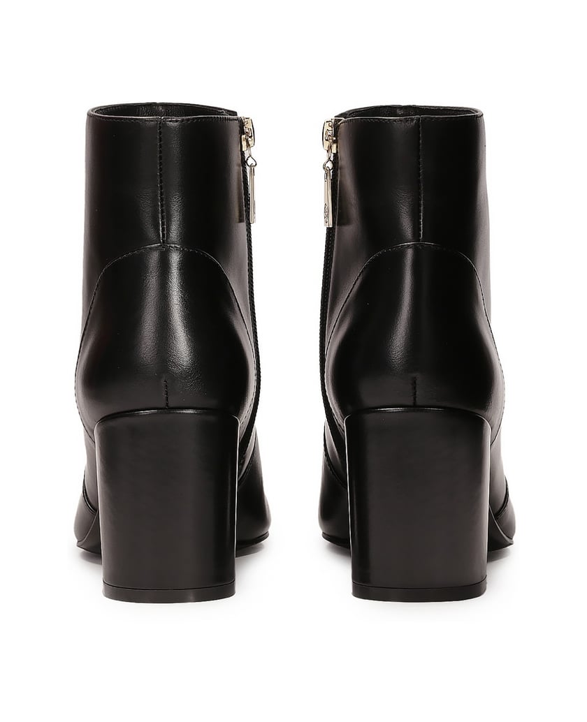 Kazar-Schwarze-Lederstiefel-an-einem-Pfosten-schwarz