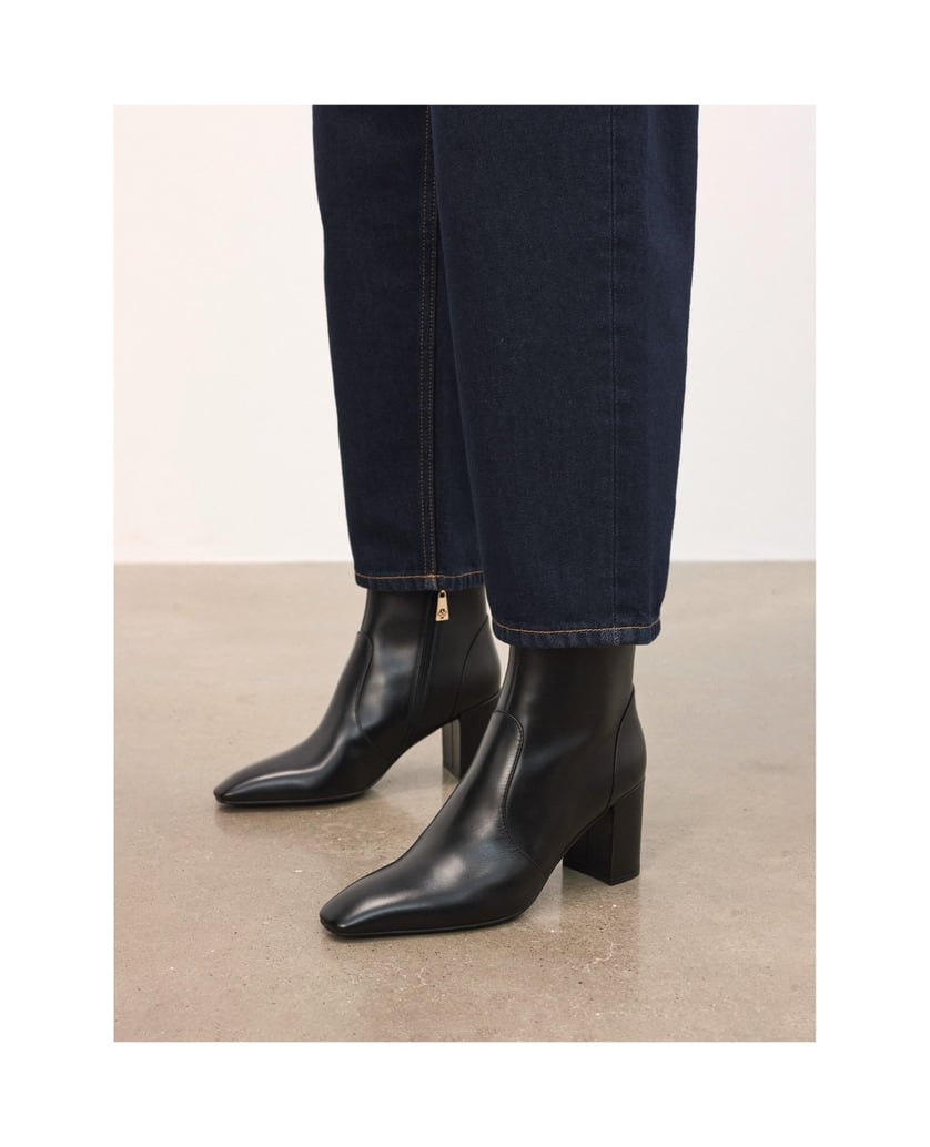 Kazar-Schwarze-Lederstiefel-an-einem-Pfosten-schwarz