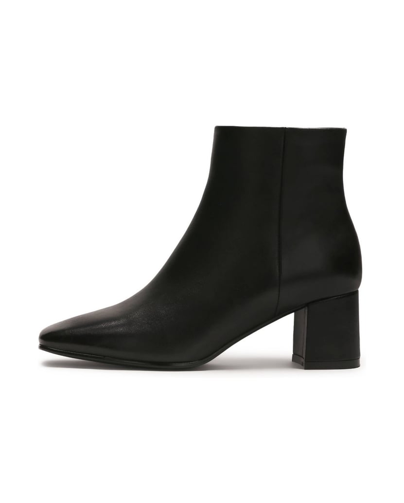 Kazar-Black-leather-boots-on-a-post-čierna
