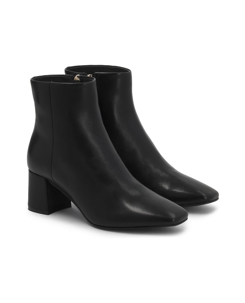 Kazar-Black-leather-boots-on-a-post-čierna