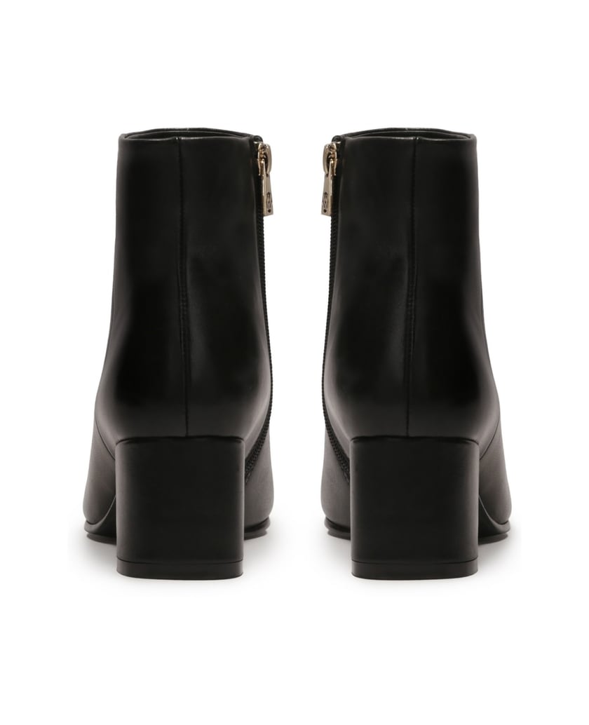 Kazar-Black-leather-boots-on-a-post-čierna