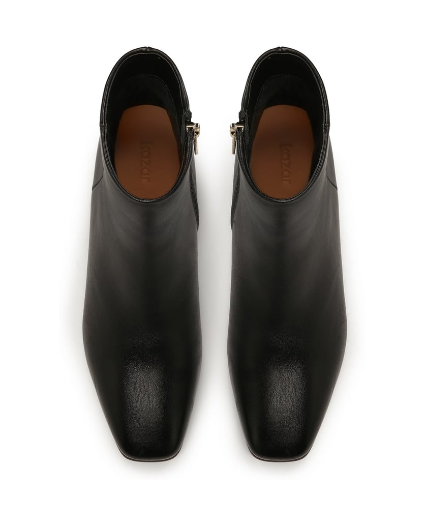 Kazar-Black-leather-boots-on-a-post-čierna