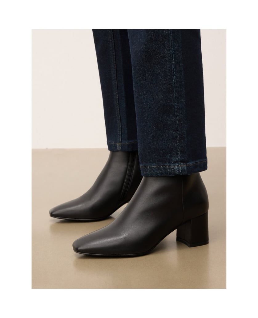 Kazar-Black-leather-boots-on-a-post-čierna