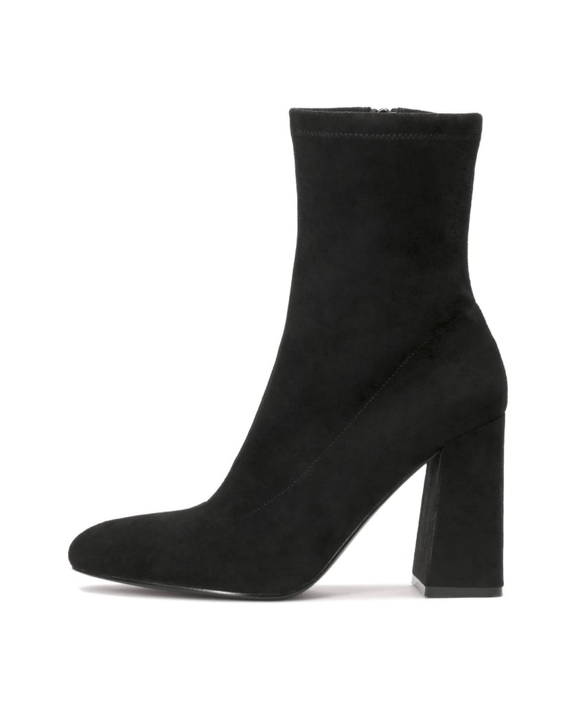 Kazar-Classic-black-boots-on-a-post-černá