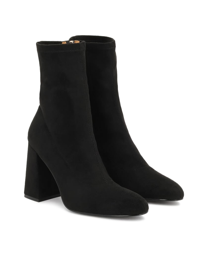 Kazar-Classic-black-boots-on-a-post-černá