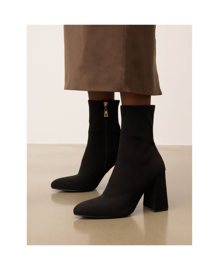 Kazar-Classic-black-boots-on-a-post-černá