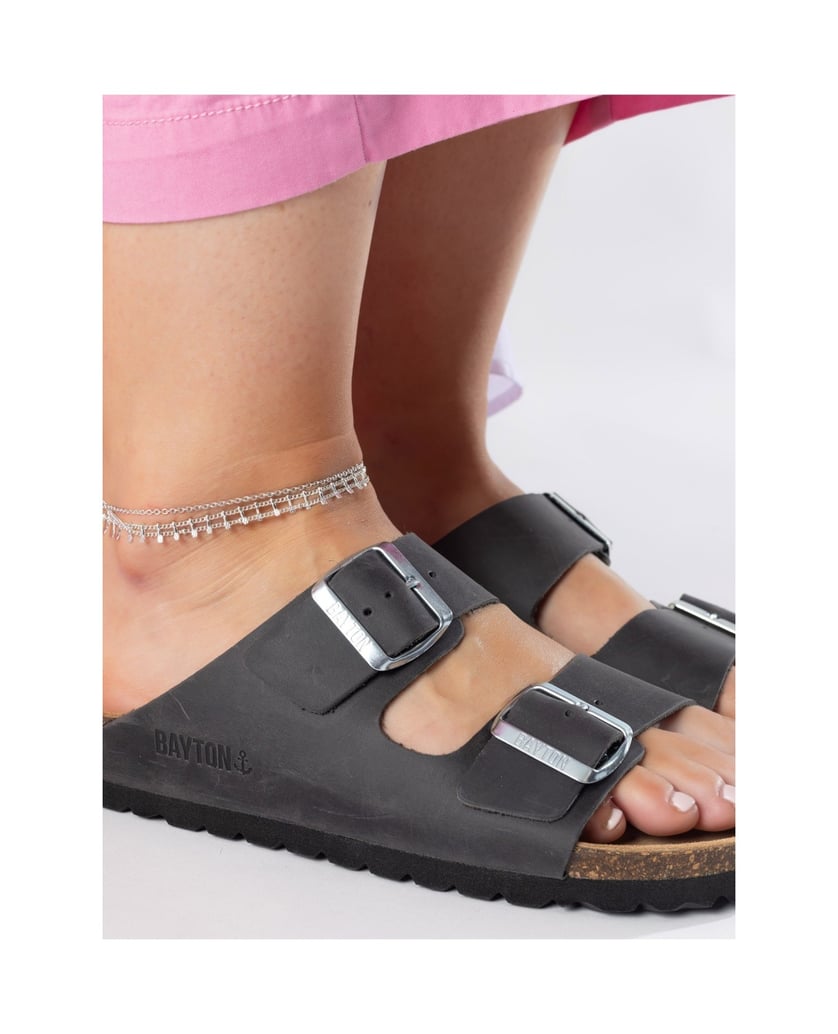 Bayton-Mules-woman--Atlas-braun
