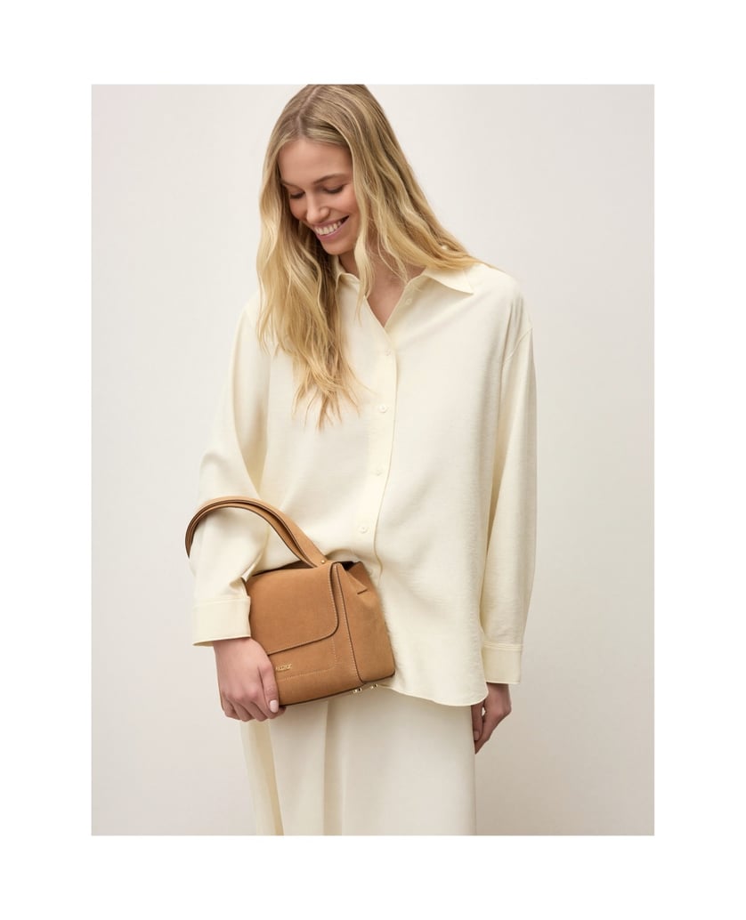 Kazar-Light-brown-handbag-with-adjustable-handle-velbloudí