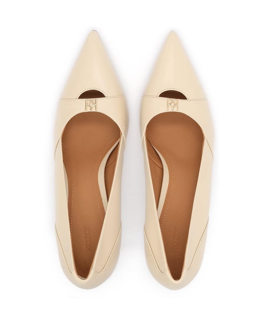 Kazar-Beige-pumps-with-subtle-monogram-detailing-béžová