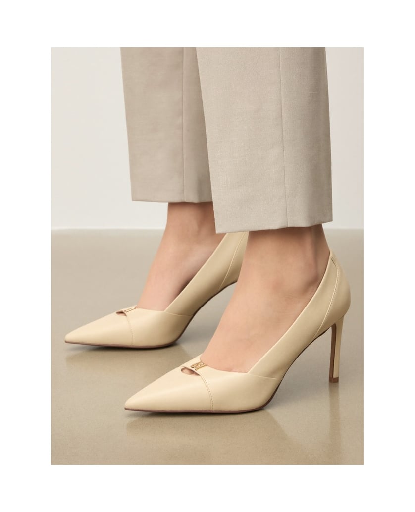 Kazar-Beige-pumps-with-subtle-monogram-detailing-béžová