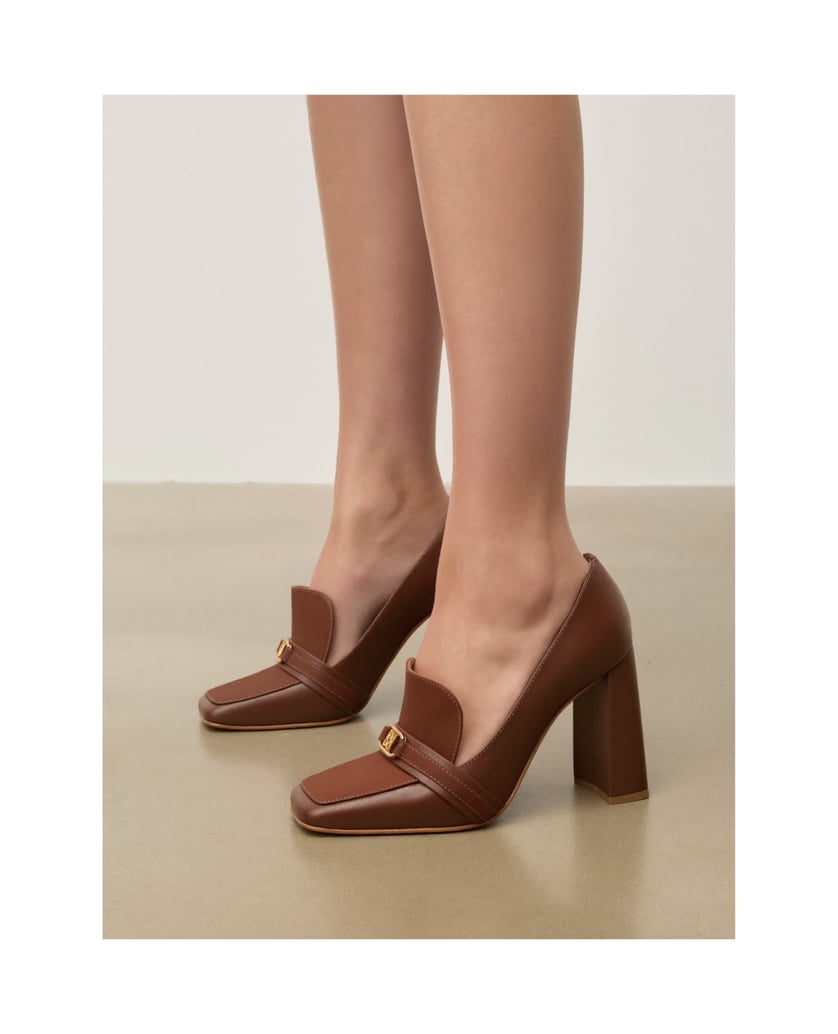 Kazar-Brown-pumps-on-a-Genuine-leather-block-with-a-nubuck-insert-and-a-monogram.-hnědá