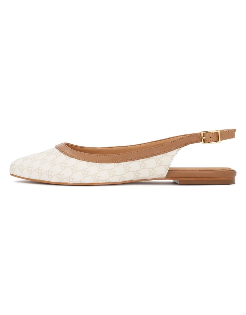 Kazar-Flache-Slingback-Pumps-mit-Monogrammen-weiss
