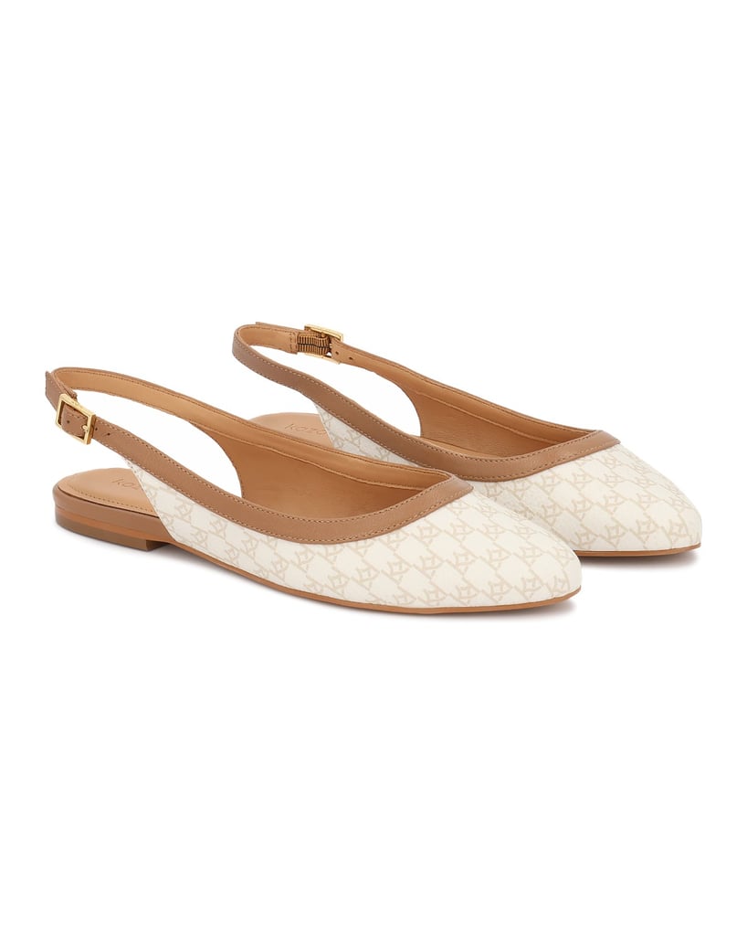 Kazar-Flache-Slingback-Pumps-mit-Monogrammen-weiss