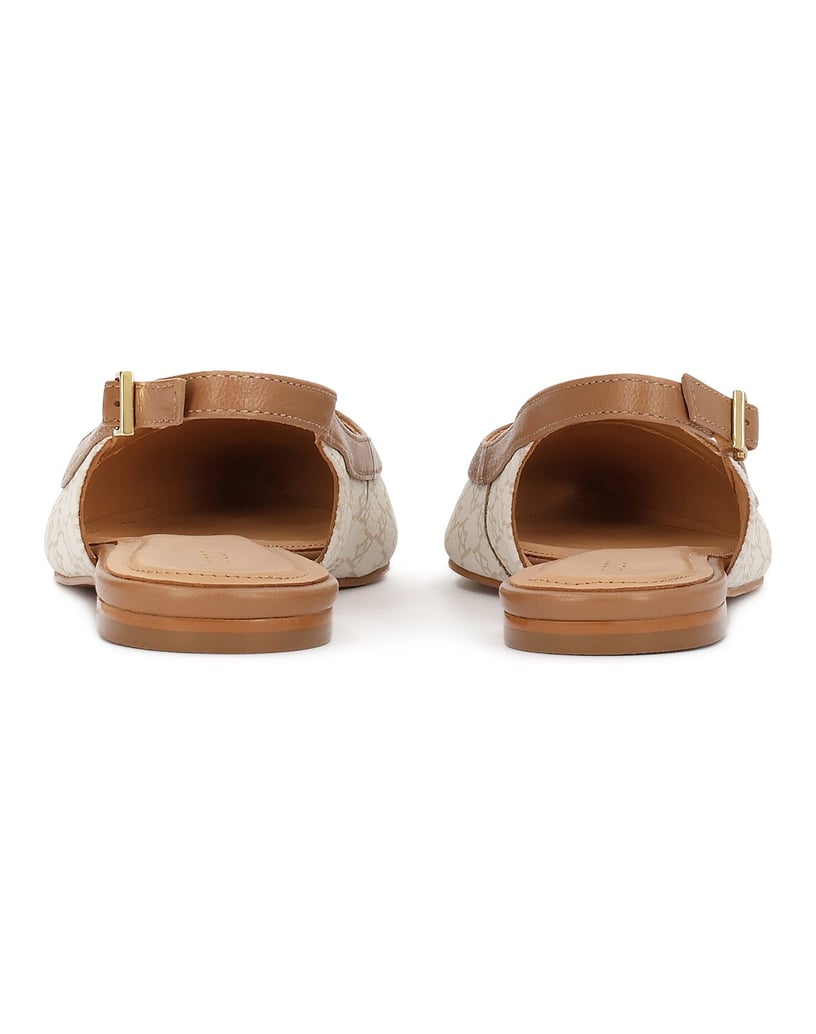 Kazar-Flache-Slingback-Pumps-mit-Monogrammen-weiss
