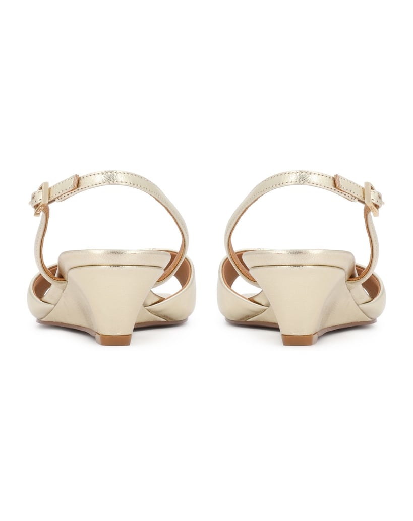 Kazar-Gold-sandals-on-a-low-heel-in-natural-leather-zlatá