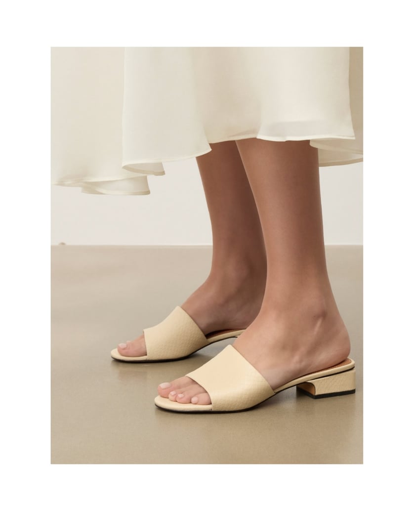 Kazar-Beige-embossed-natural-leather-mules-with-low-heel-béžová