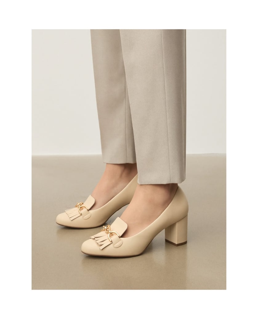 Kazar-Beige-pumps-with-tassels-and-chain-béžová