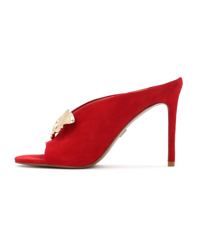 Kazar-Red-suede-mules-with-decorative-brooch-červená