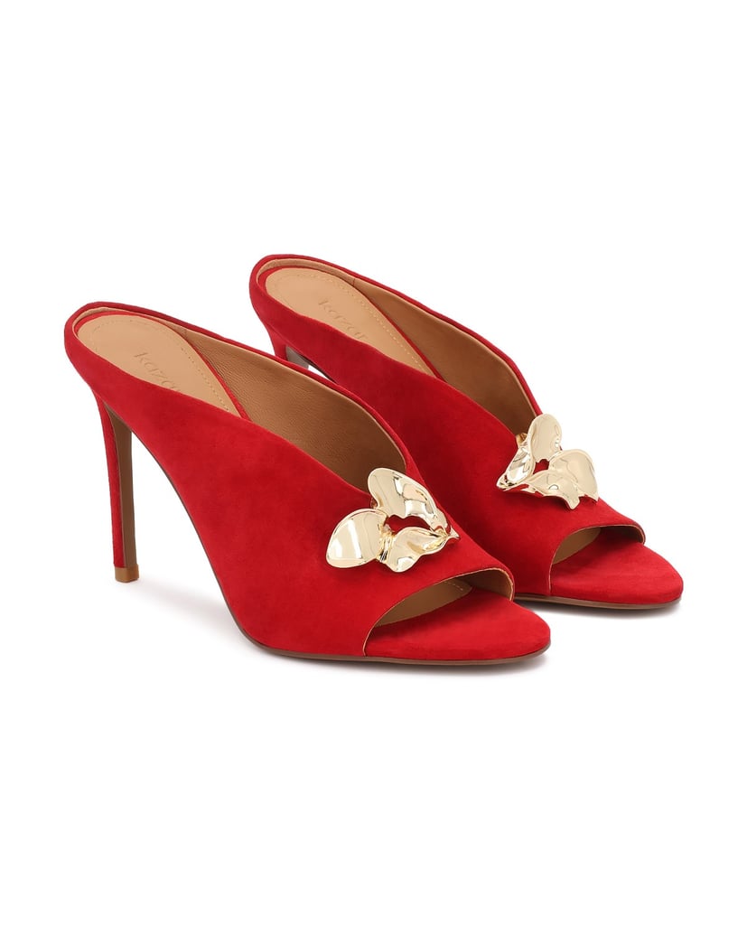 Kazar-Red-suede-mules-with-decorative-brooch-červená