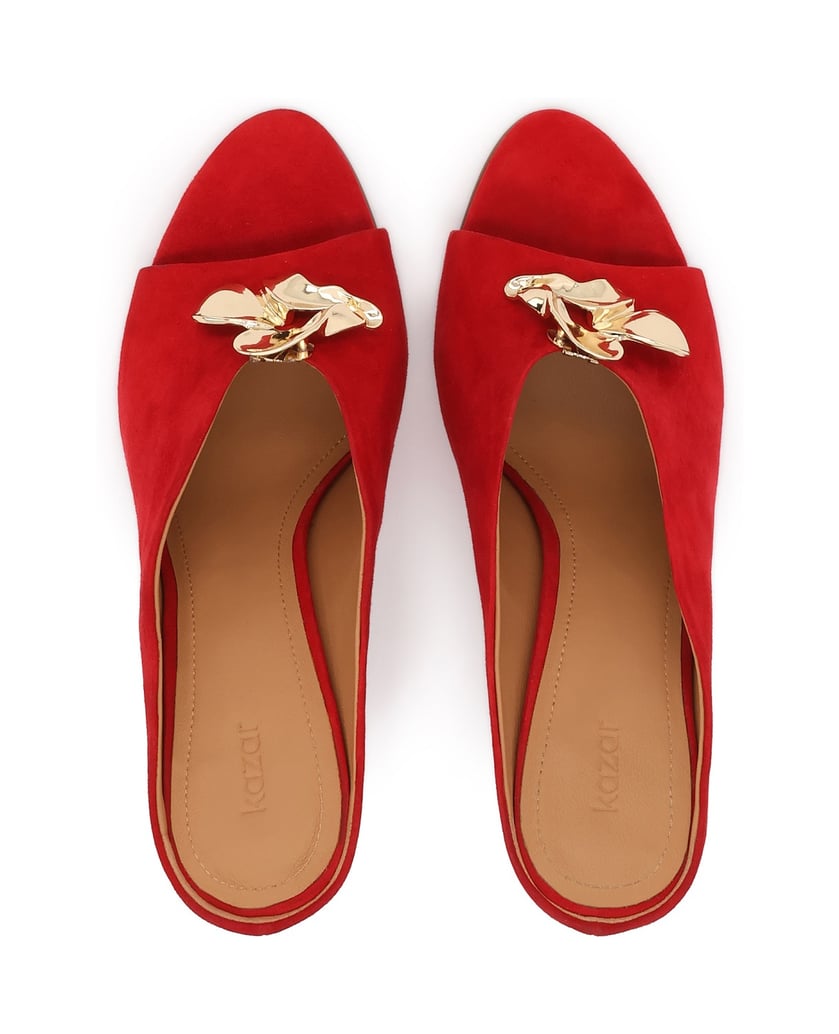 Kazar-Red-suede-mules-with-decorative-brooch-červená