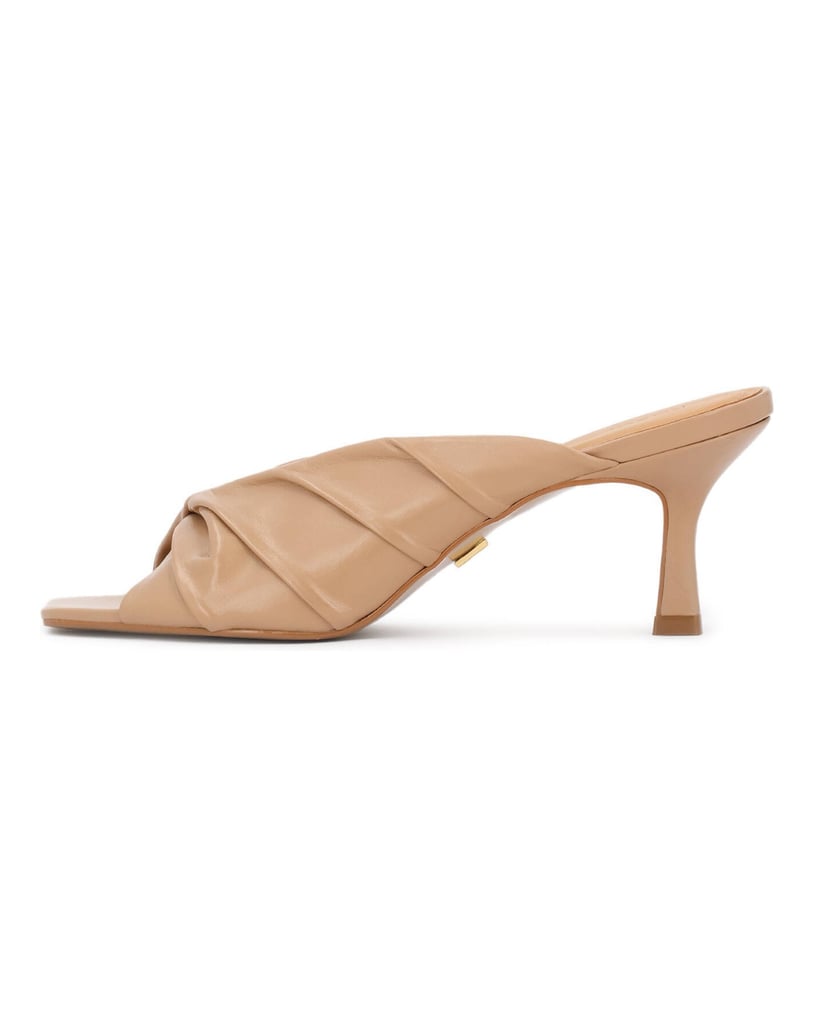 Kazar-Beige-leather-mules-with-an-eye-catching-crease-béžová