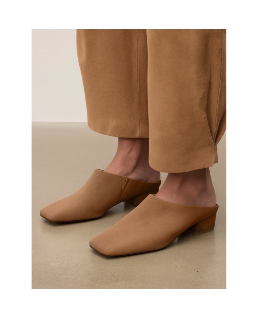 Kazar-Suede-mules-with-built-in-upper-velbloudí