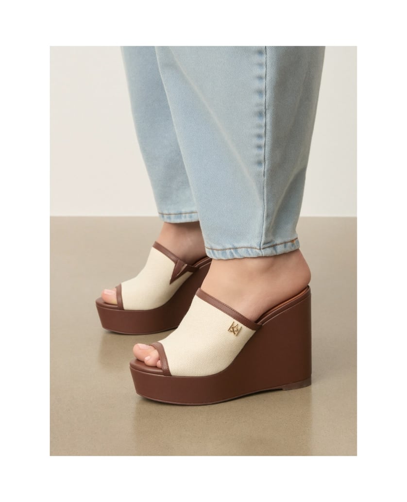 Kazar-Flip-Flops-mit-Absätzen-aus-Leder-und-Stoff-braun