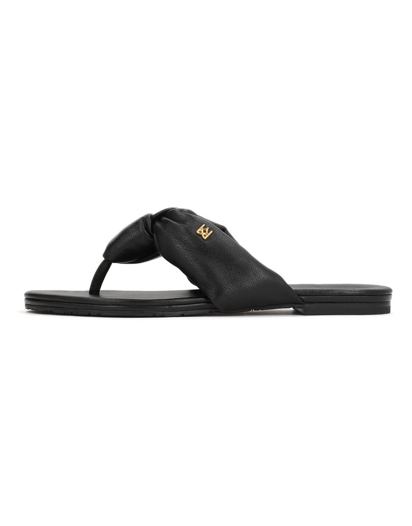 Kazar-Black-natural-leather-flip-flops-with-knot-and-monogram-černá
