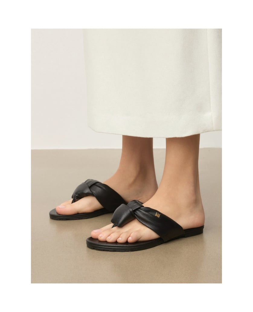 Kazar-Black-natural-leather-flip-flops-with-knot-and-monogram-černá
