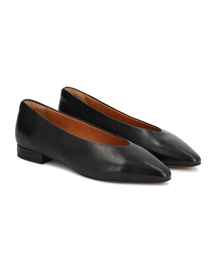 Kazar-Black-pumps-with-a-minimalist-form-čierna