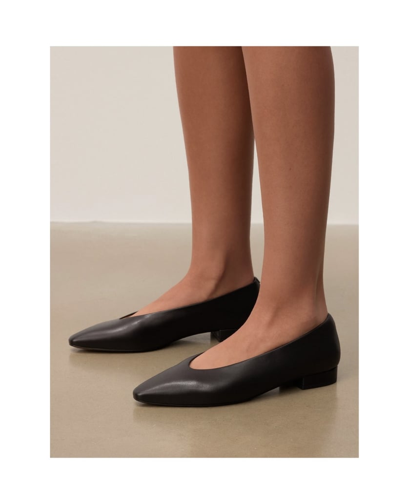 Kazar-Black-pumps-with-a-minimalist-form-čierna